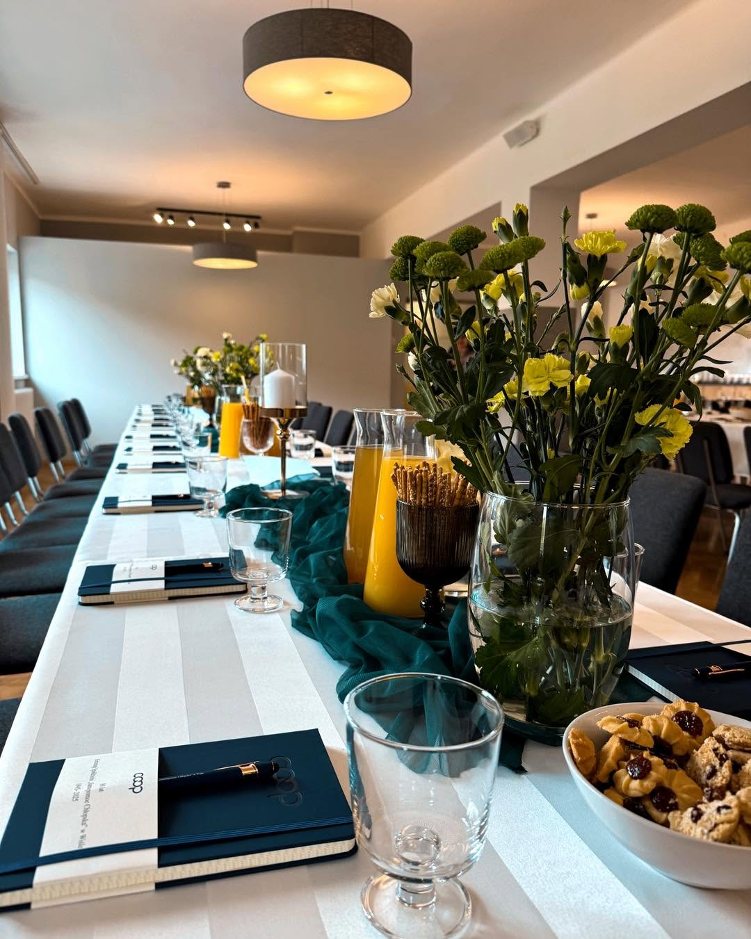 Elegancko nakryty stół na przyjęcie w restauracji