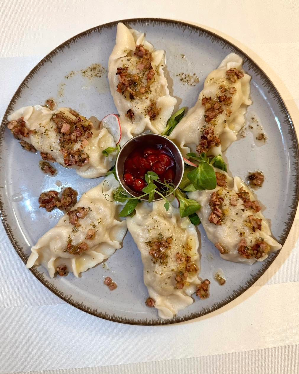 Pierogi z kaczką i borowikami podane z żurawiną